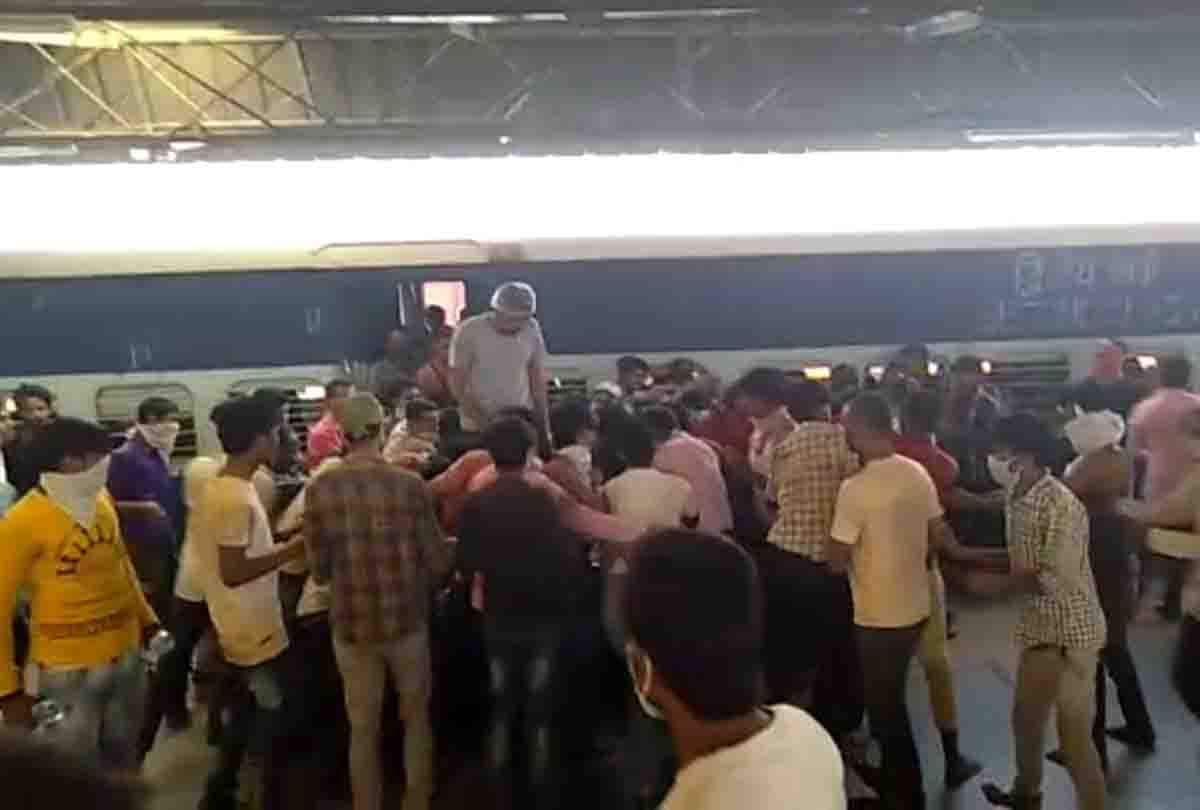 Lockdown: Hungry-thirsty workers arriving by special train broke down after seeing lunch packet