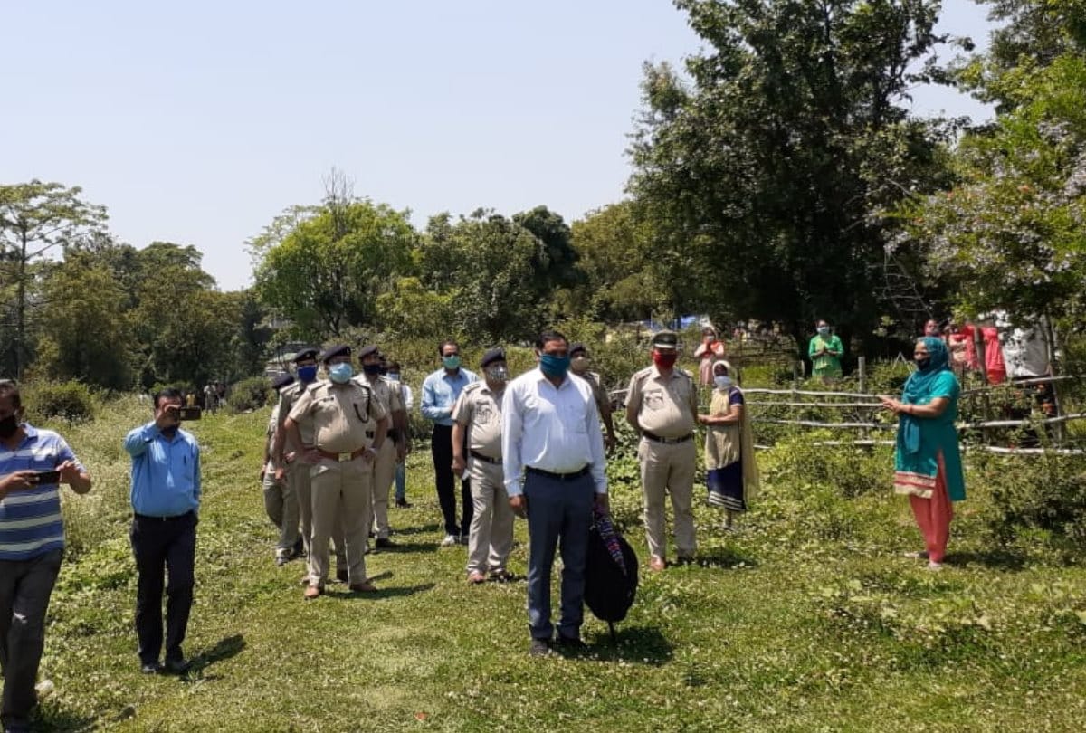 Flower shower on Himachal Plolice employee recovered from Corona Virus in Kangra Himachal Pradesh