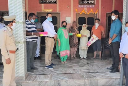 Flower shower on Himachal Plolice employee recovered from Corona Virus in Kangra Himachal Pradesh