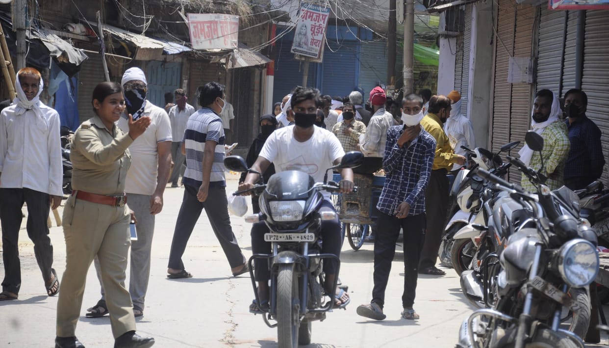 Shops open in the hotspot area even after the ban, people fleeing on arrival of police