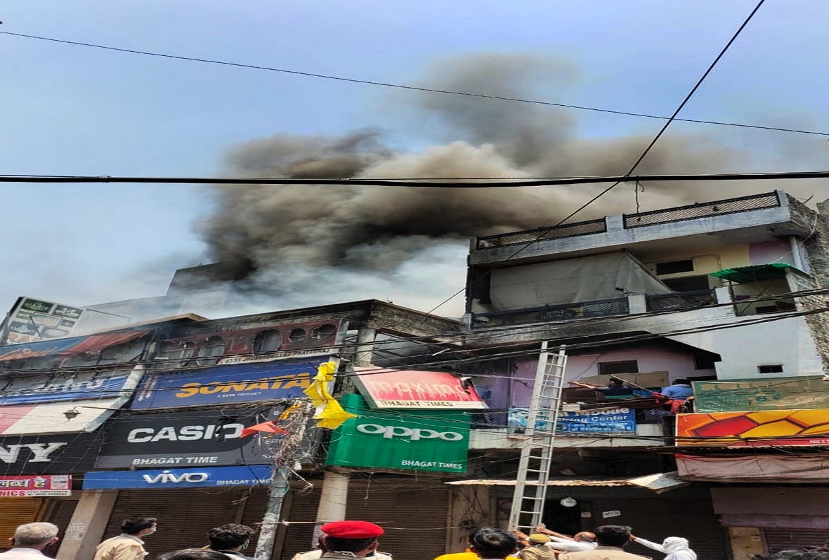 electronic items godown catches fire