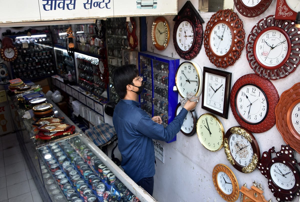 Prayagraj: 60 days later, time took a turn, clothes shops opened, buyers arrived