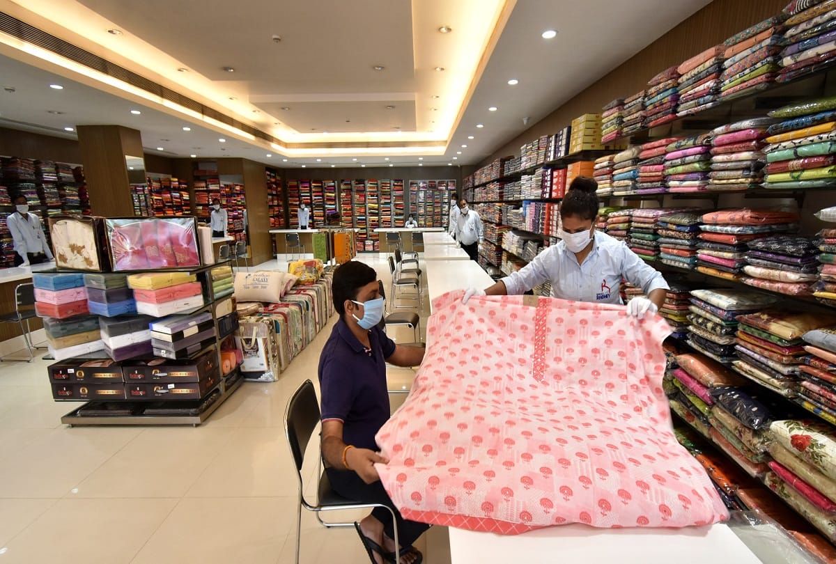 Prayagraj: 60 days later, time took a turn, clothes shops opened, buyers arrived