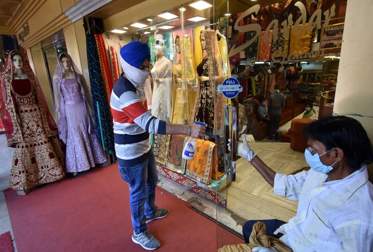 Prayagraj: 60 days later, time took a turn, clothes shops opened, buyers arrived