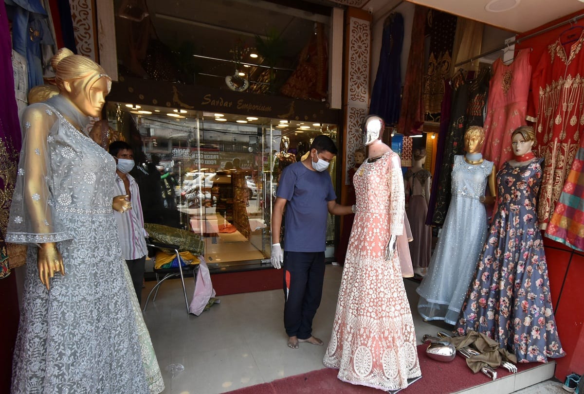 Prayagraj: 60 days later, time took a turn, clothes shops opened, buyers arrived