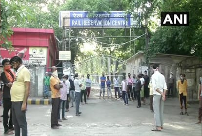 टिकट बुक कराने के लिए नई दिल्ली रेलवे स्टेशन के बाहर जमा भीड़