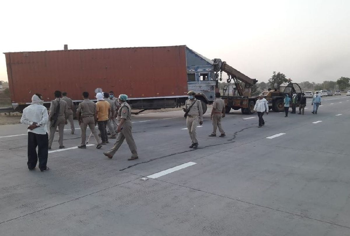 fifty cows found dead in truck on Yamuna Expressway in mathura