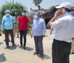 कंटेनमेंट जोन काटी गांव के बाहर जायजा लेते एसडीएम ।