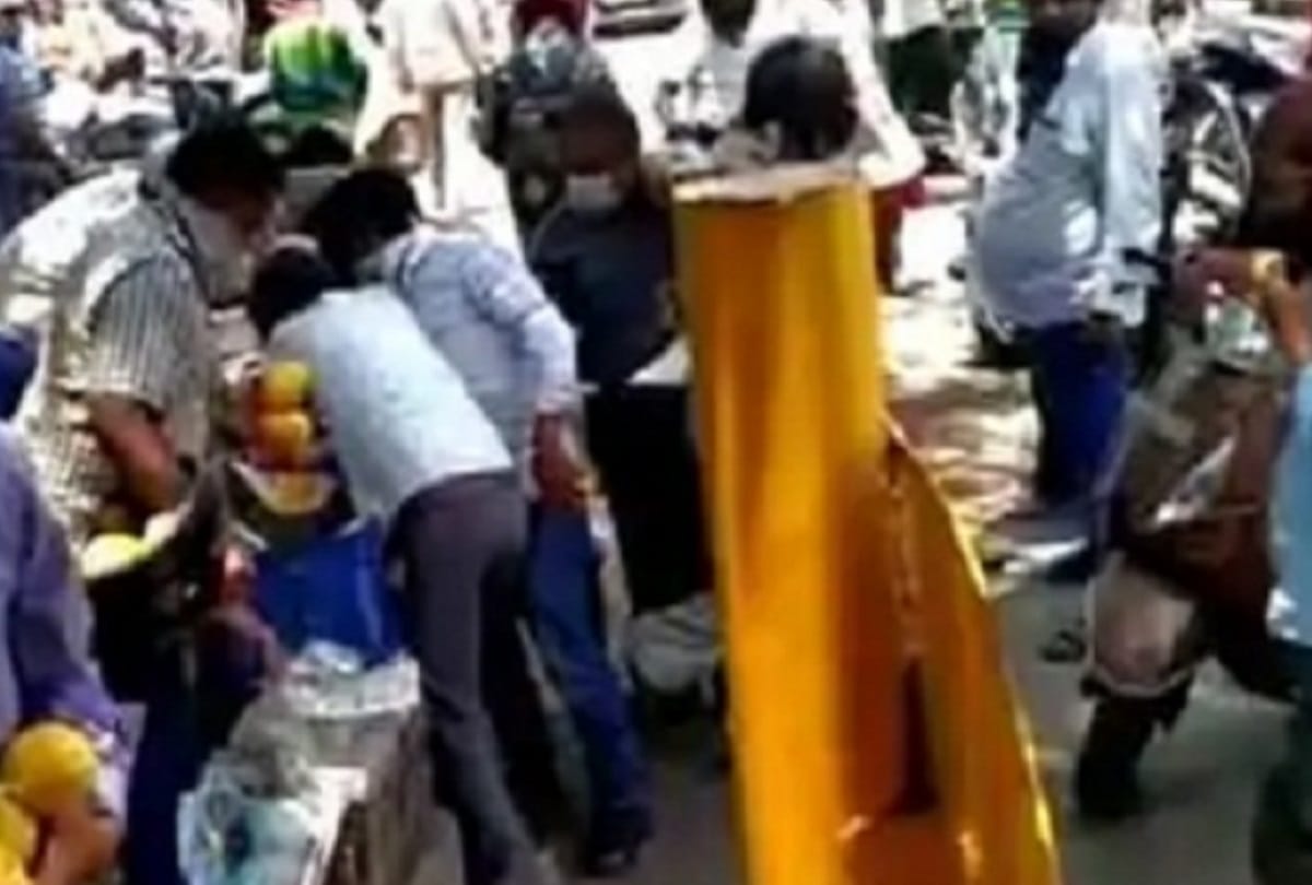 Delhi Crowd Loots Mangoes Latest News: Rumors spread of corona and mob robbed of mango vendor in delhi