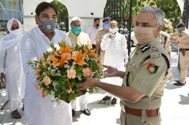 DGP arrives at Jama Masjid to greet Eid. Appeals to the community to celebrate the festival from home