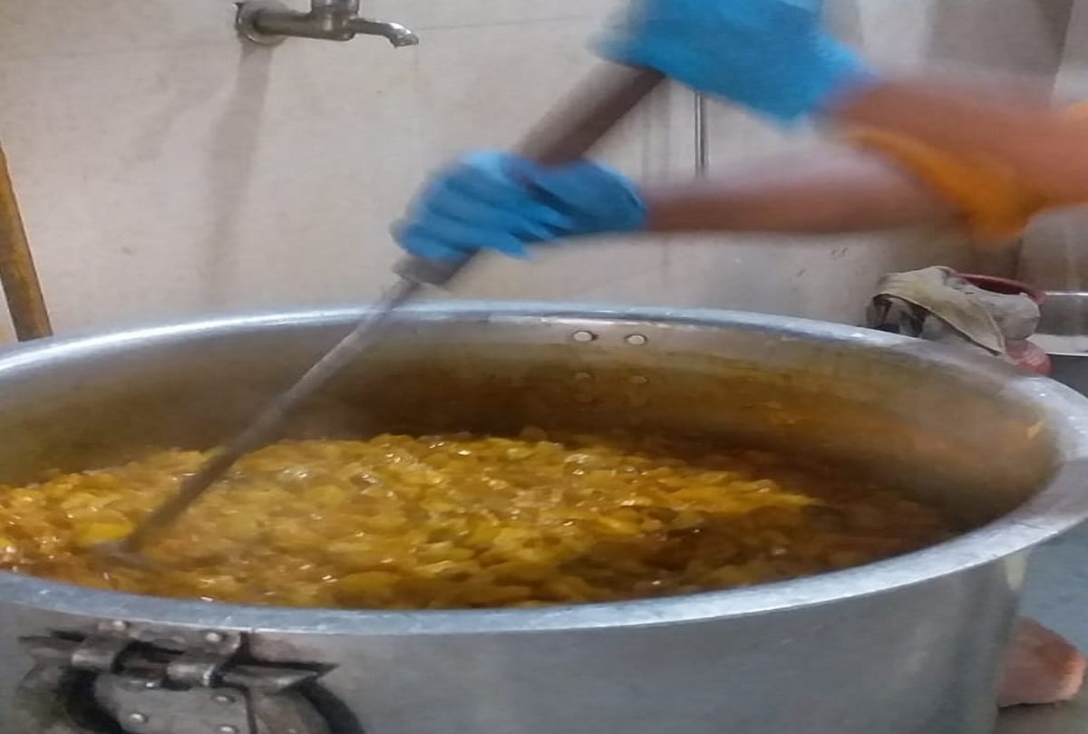 Shri Mata Vaishno Devi Shrine Board is providing food to 500 Rojedars daily
