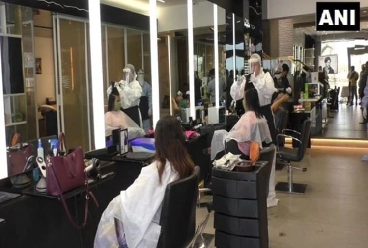 Coronavirus Lockdownसूरत के सैलून में पीपीई किट पहनकर हो रहा काम