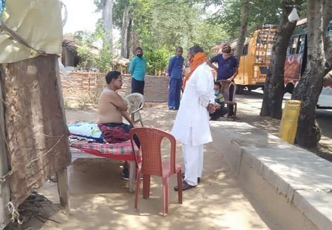 Administrative officers are massaging the migrant  labour in Sonbhadra
