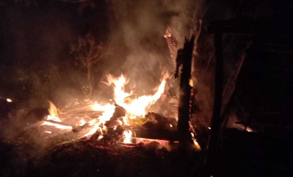 Thousands of goods burnt due to fire in two kiosks