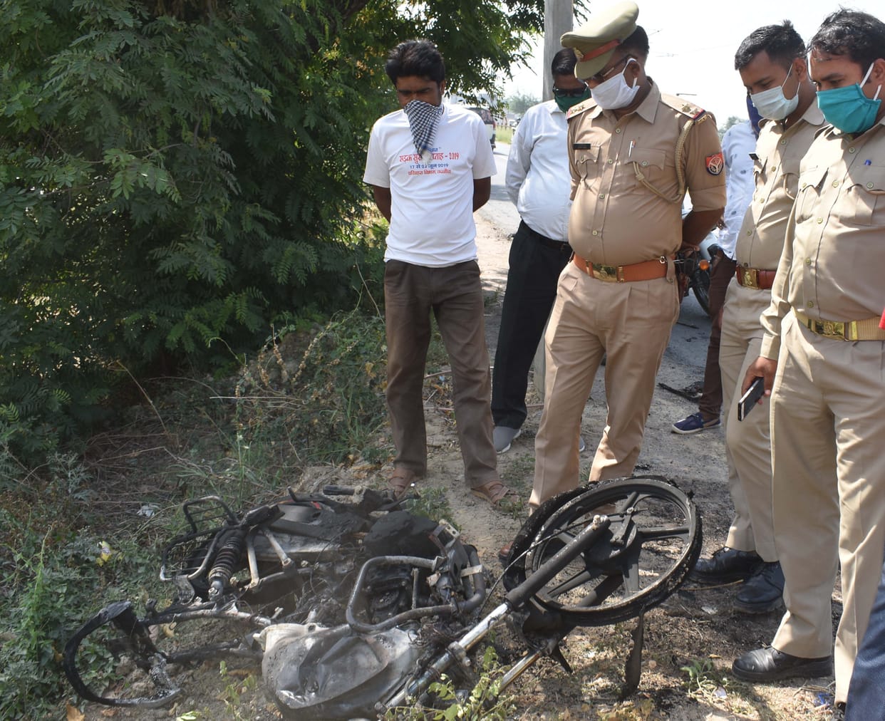 bhaajapa sektar pramukh kee baik mein trak ne maaree takkar, 50 hajaar kee nagadee jalee