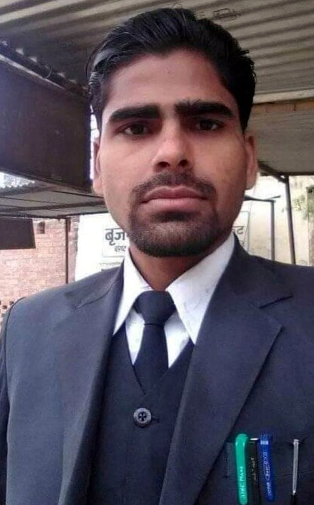 adhivakta ne kamare mein phaansee laga dee jaan