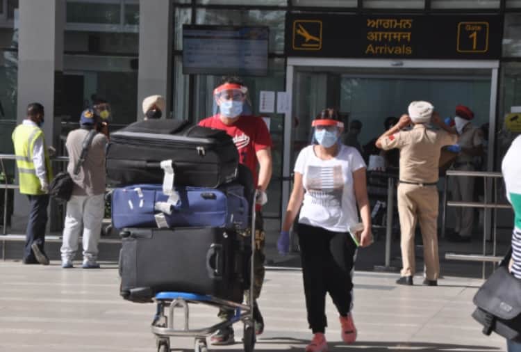 100 indians return from USA , told the situation of new york city