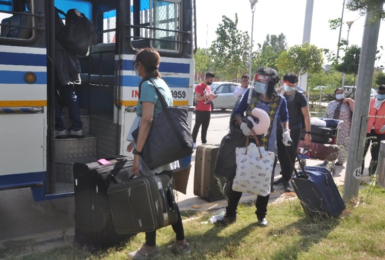 100 indians return from USA , told the situation of new york city