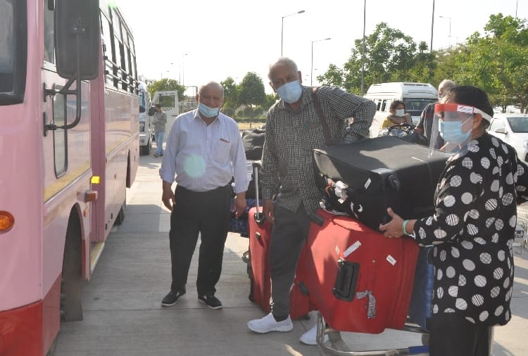 100 indians return from USA , told the situation of new york city