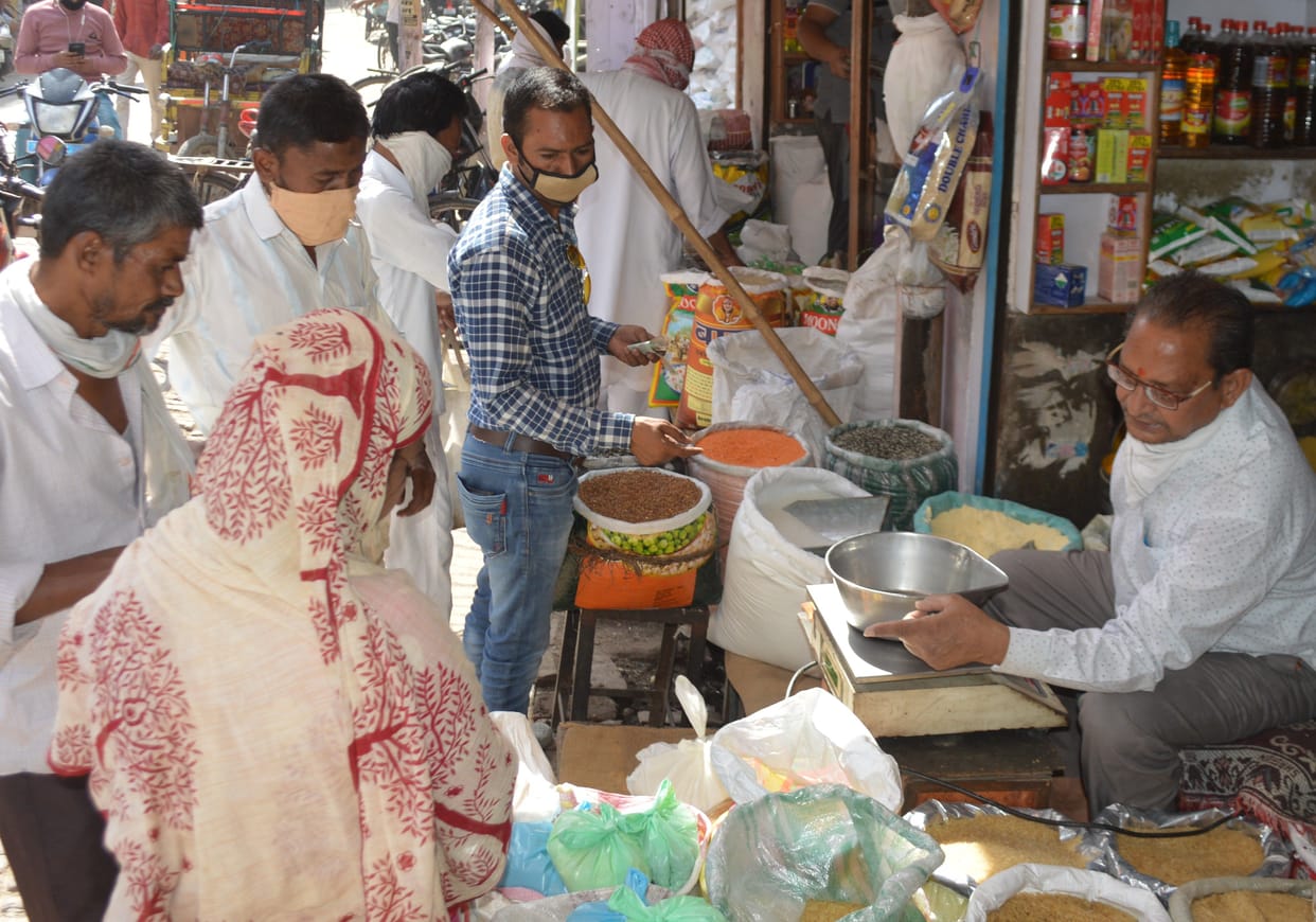 Hathras: Hotspots ended, markets thronged