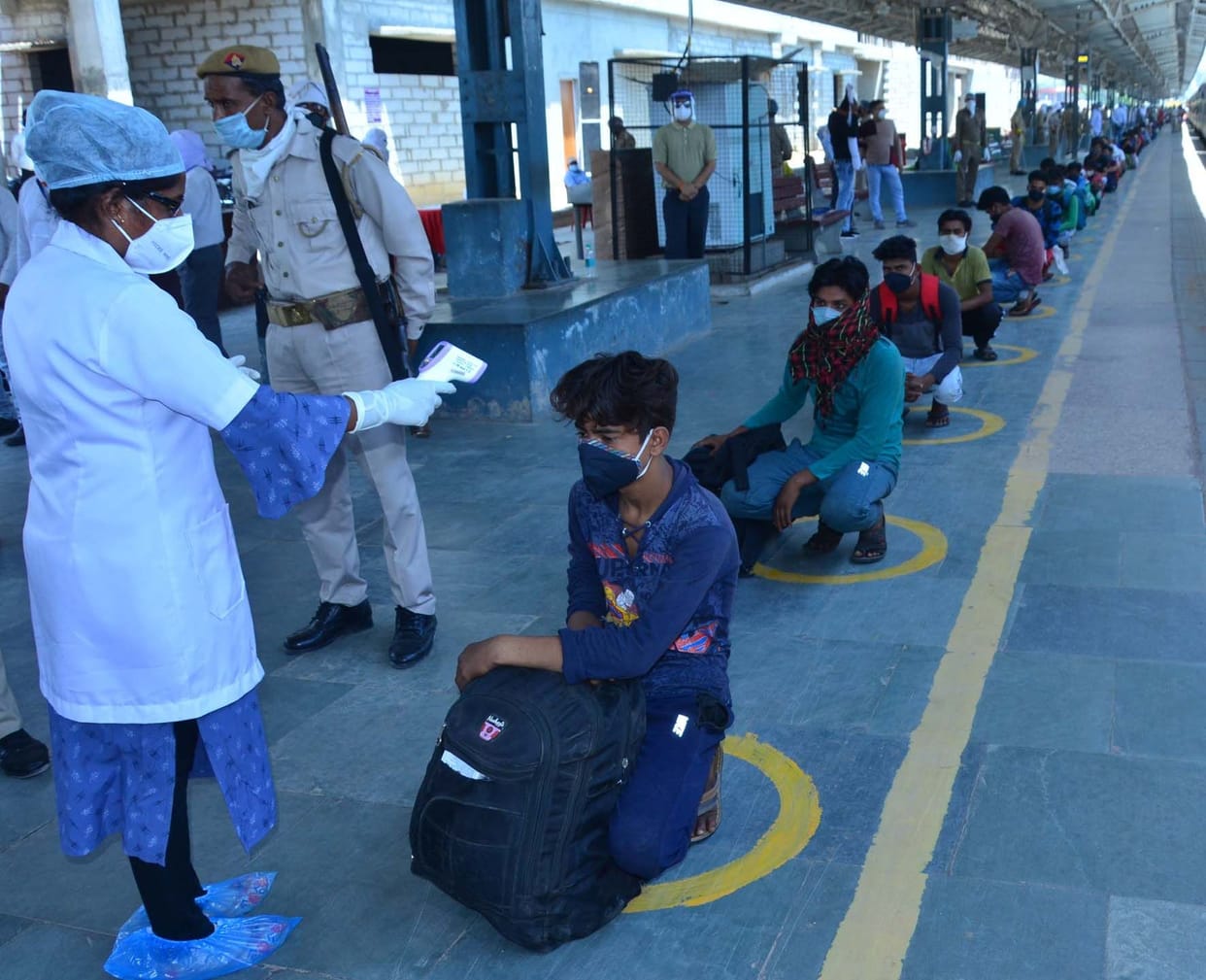 AMU students on their way to the train have suffered vomiting, even water was not available.