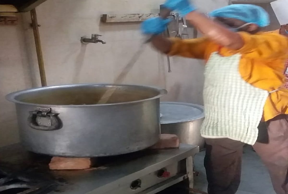 Shri Mata Vaishno Devi Shrine Board is providing food to 500 Rojedars daily
