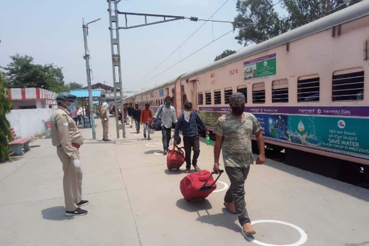 Special train reached Muzaffarnagar with workers from Maharashtra amidst lockdown