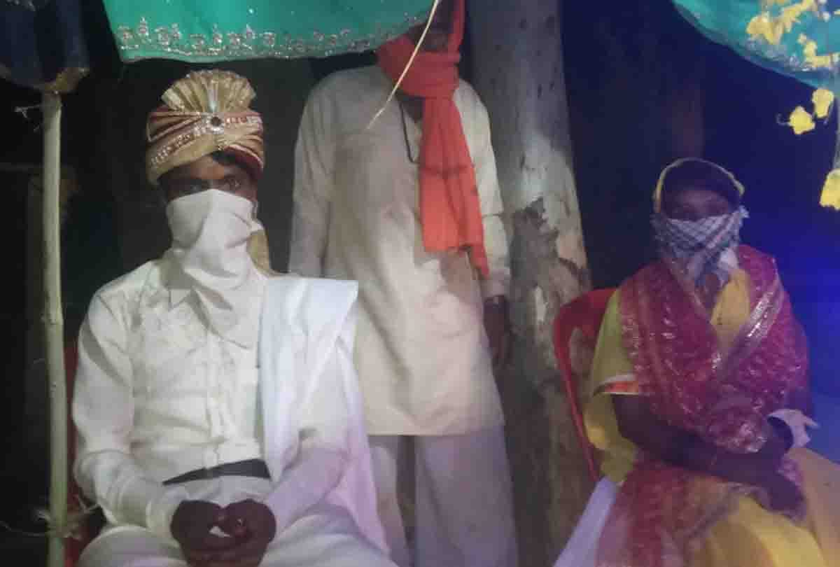 Lockdown: bride groom wore a mask to perform the ritual of Jaimal