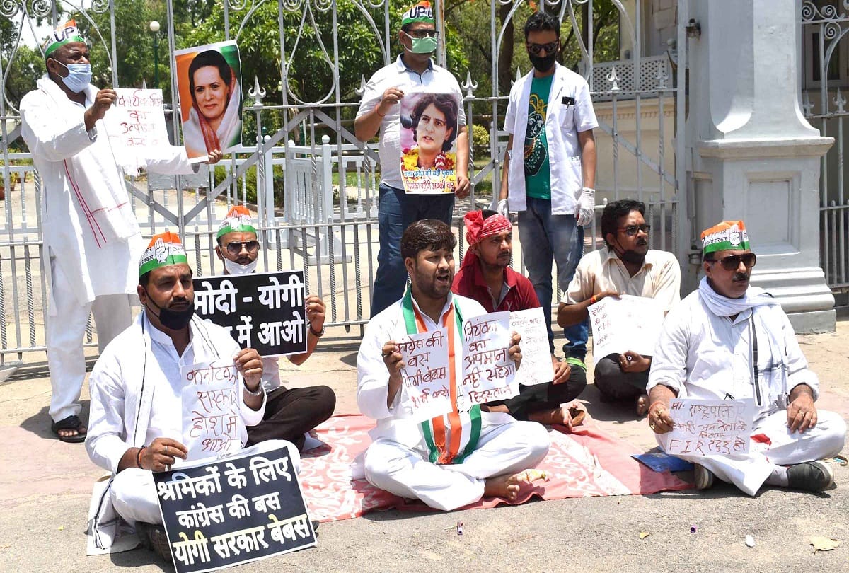 Congress workers in Prayagraj protested and sent a letter of blood to the President