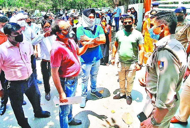 Protest by Parents against Private Schools due to Fees Increament