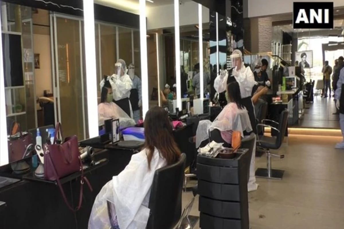 Salons Open in Surat News in Hindi working on appointment basis not entertaining walk ins staff wear ppe kits
