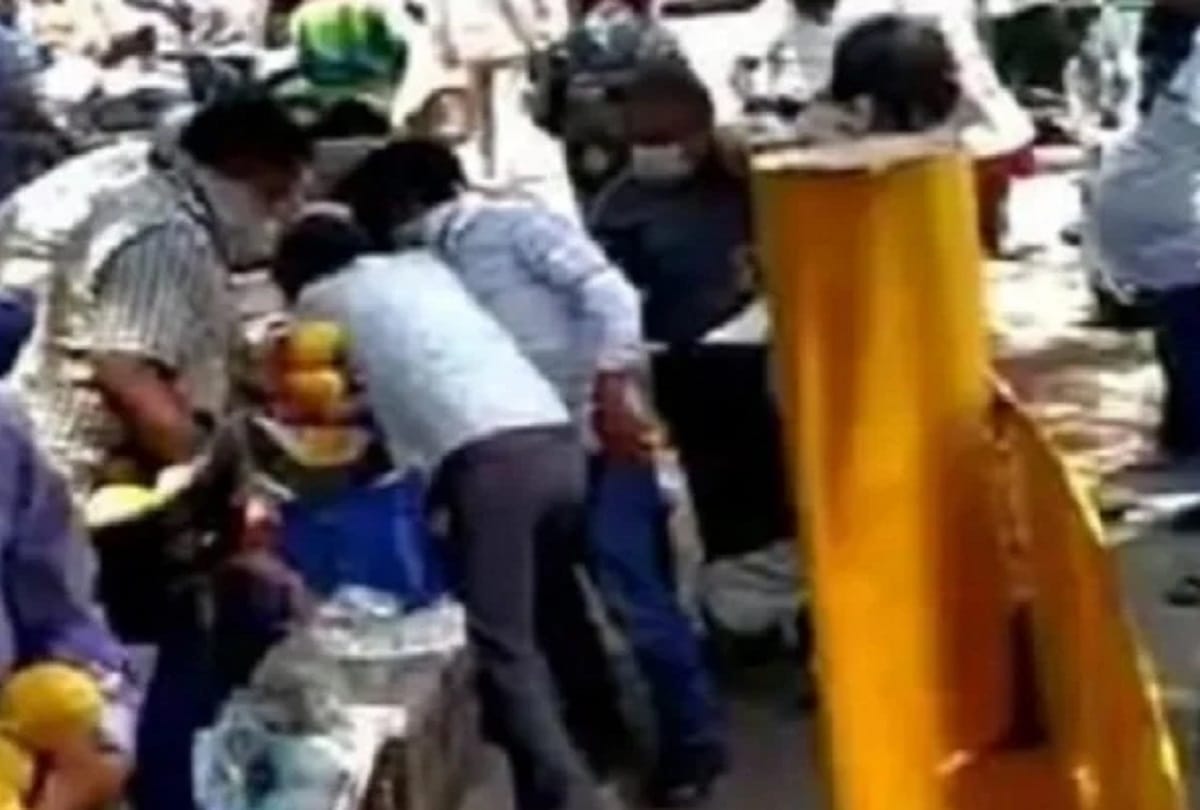 People gave five thousand to the mango hawker who was robbed in east delhi