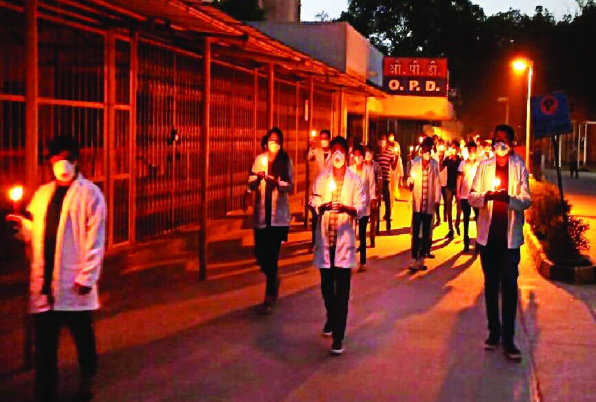 Doctors protest in delhi by burning candles  