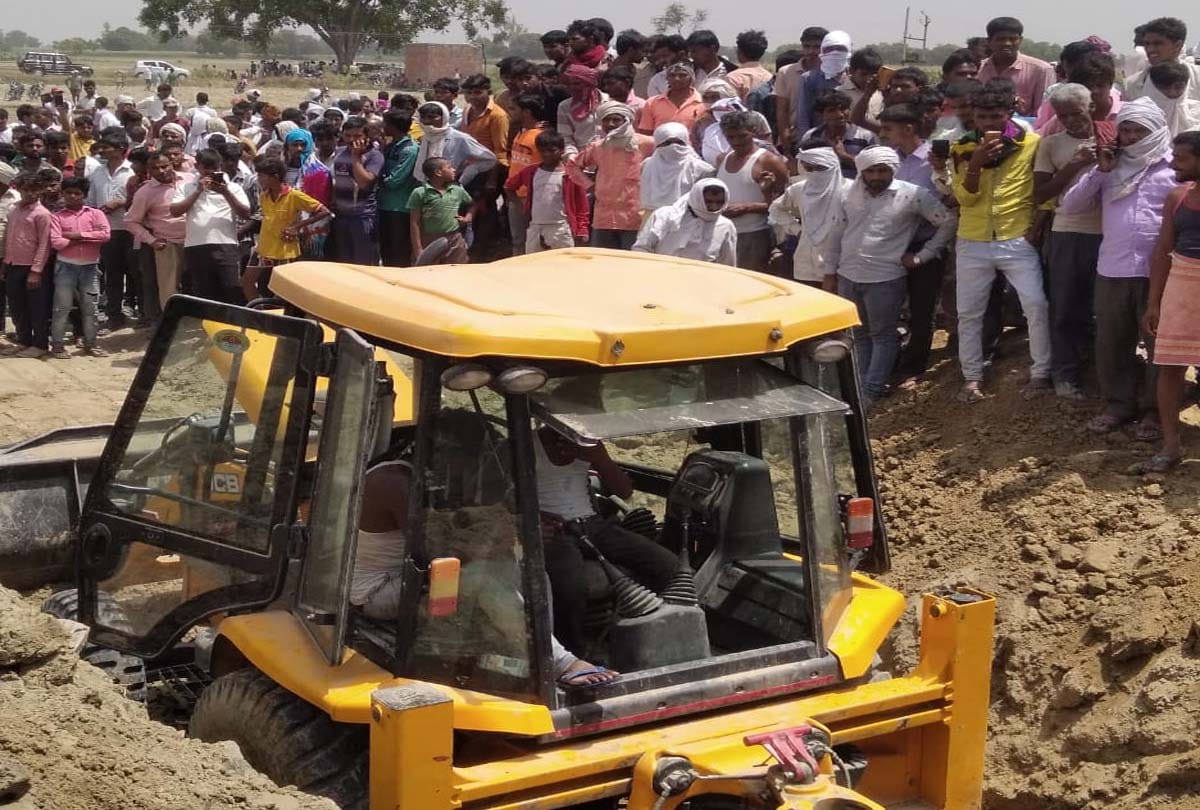 Two youths buried by mud sinking while digging wells in Farrukhabad