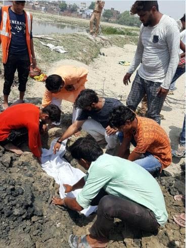 Hathras: Sensation spread after getting the remains of cow dynasty, angry BJP