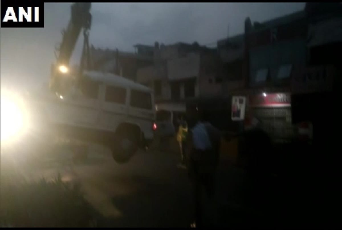 Three people including police constable died and many injured in a road accident in hapur 
