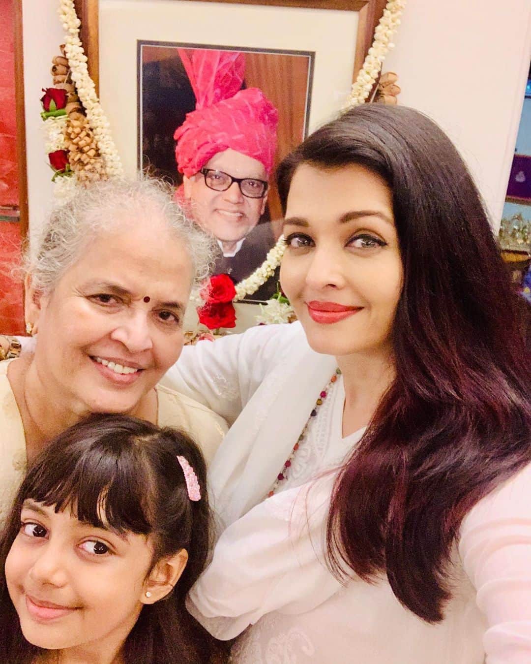 Aishwarya Rai Bachchan wish birthday her mother Vrinda Rai on social media