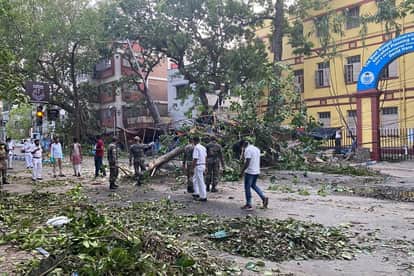 सड़ पर गिरे पेड़ों को हटाते सेना के जवान