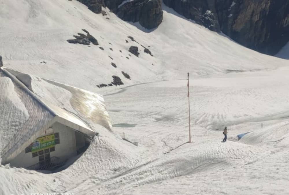 Hemkund sahib Covered With Thick Blanket of Snow in may month, See beautiful visuals