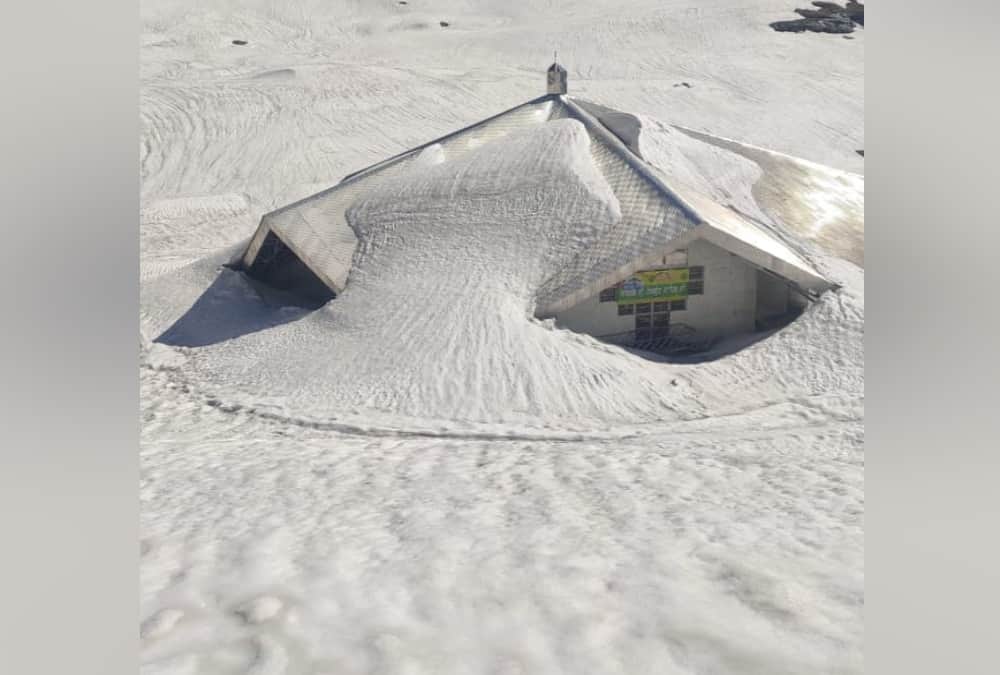 Hemkund sahib Covered With Thick Blanket of Snow in may month, See beautiful visuals