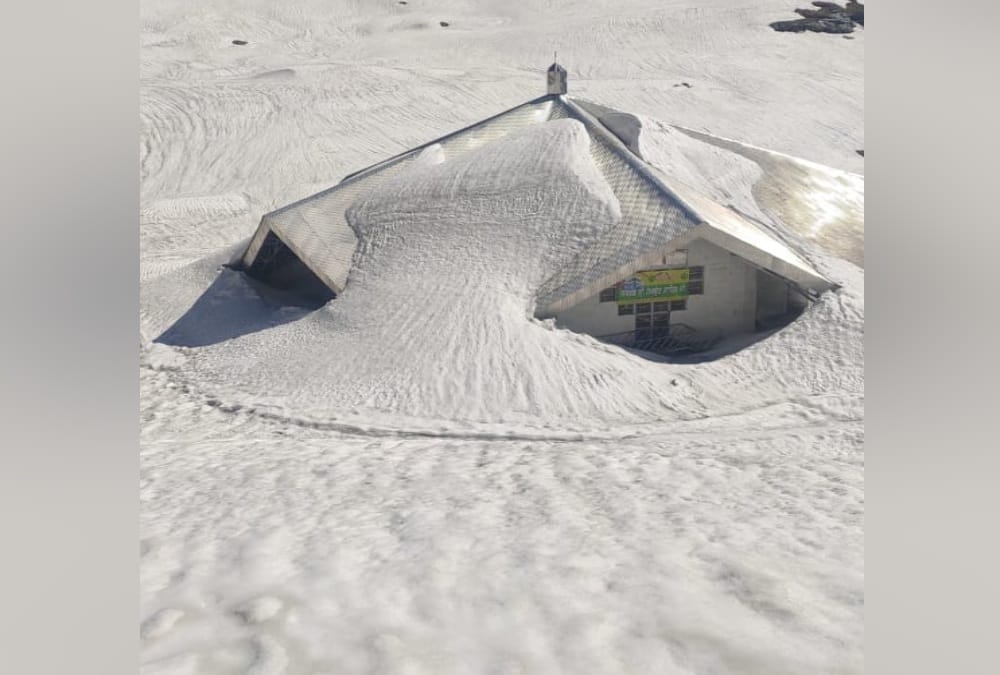 Hemkund sahib Covered With Thick Blanket of Snow in may month, See beautiful visuals