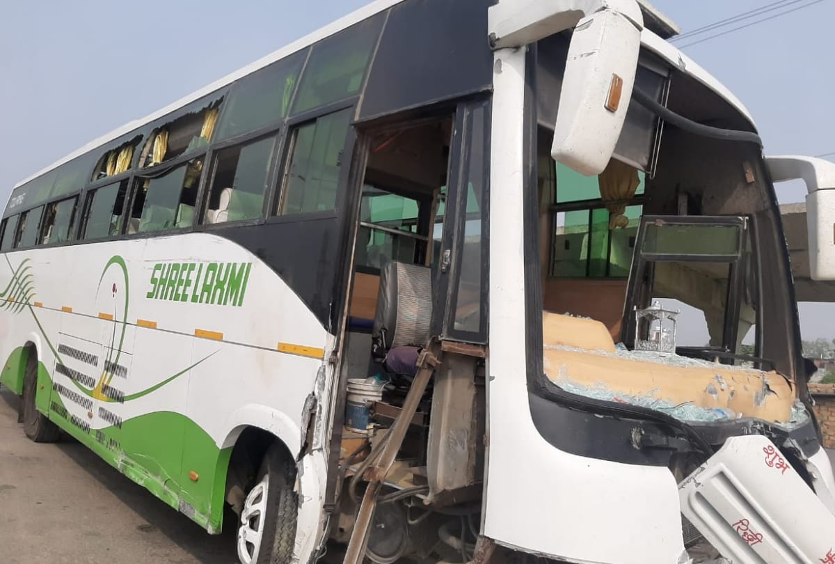 road accident during Bus going from Jaipur to Bihar in basti highway