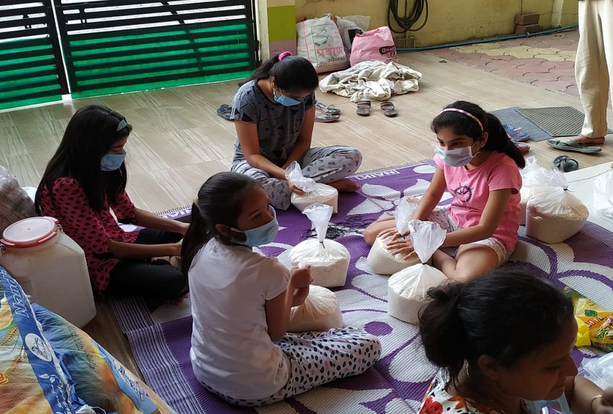 coronavirus covid 19 warriors volunteer in india bhopal baccha rasoi community kitchen childrens making food