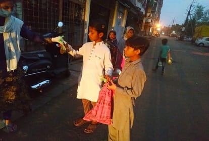 coronavirus covid 19 warriors volunteer in india bhopal baccha rasoi community kitchen childrens making food