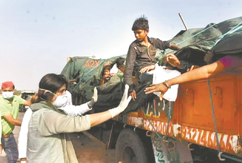 Akhilesh Yadav's wife and daughter are providing food and to migrant labourers.