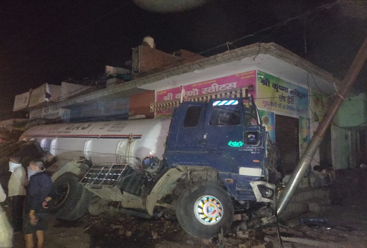 Tanker Over Turned After Hitting Pole On Highway Accident News