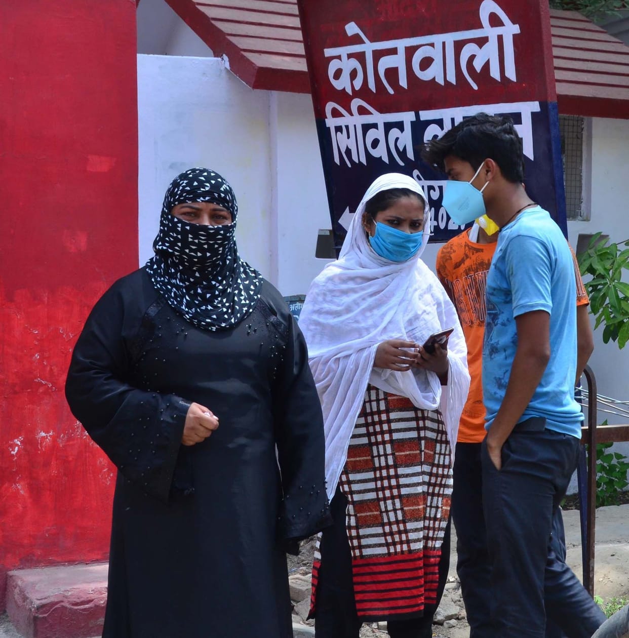 Brother clashed in transaction dispute, women throw brick-stone