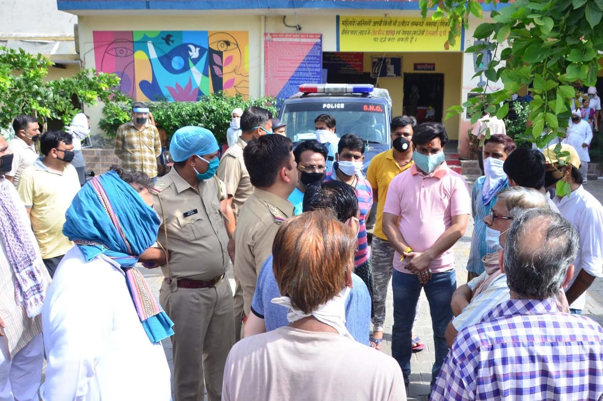 Seeing the police, SP leader ran away from home died due to shock