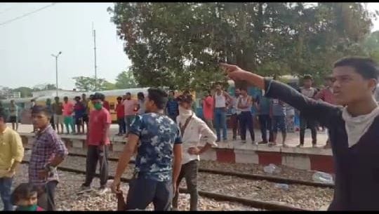 cop beaten labour, protest at station