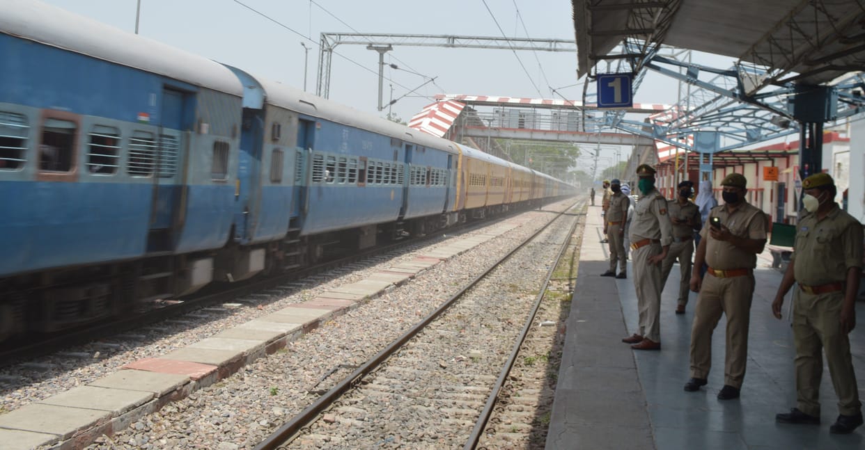 Hathras: Three laborers special train passed through Hathras City station